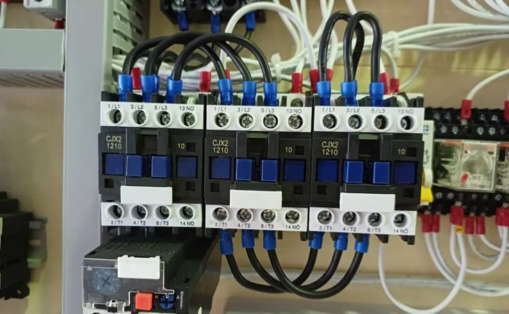Star-delta starter for a 3-phase motor controlled by a PLC